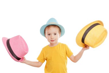 Beyaz izole şapkalı dans çocuk