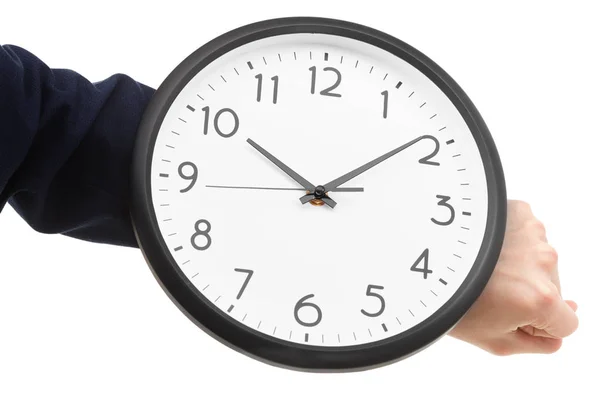 Επιχειρηματίας χέρι που κρατά το ρολόι τοίχου, διαχείριση χρόνου — Φωτογραφία Αρχείου