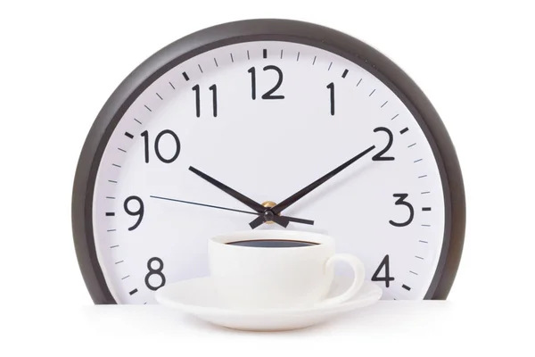 Bir kahve molası için zaman, kahve fincanı ile çalışmak ve üzerinde beyaz izole on saat, saat — Stok fotoğraf