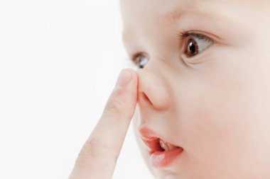 ihale dudak ve burun ve bir çocuk uyan, closeup parmak