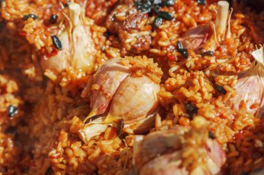 Pilav yanıyor hazırlanması. Şenlik ateşi, gıda ile turist Melon zam, açık pişirme.