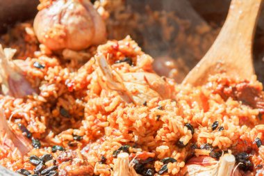 Pilav yanıyor hazırlanması. Şenlik ateşi, gıda ile turist Melon zam, açık pişirme.