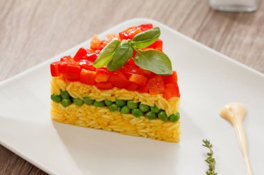 Vejetaryen yiyecekler, pilav salata sebze, sağlıklı yemekler ile