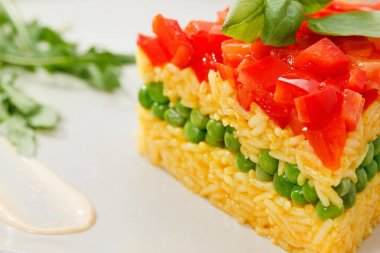 Vejetaryen yiyecekler, pilav salata sebze, sağlıklı yemekler ile