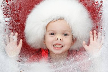 Noel mutlu küçük çocuk penceresinde kış arıyorsunuz.