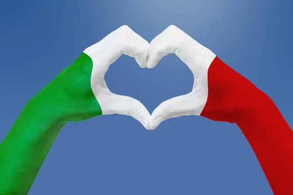 Hände Flagge von Italien, formen Sie ein Herz. Konzept des Ländersymbols, auf blauem Himmel. — Stockfoto