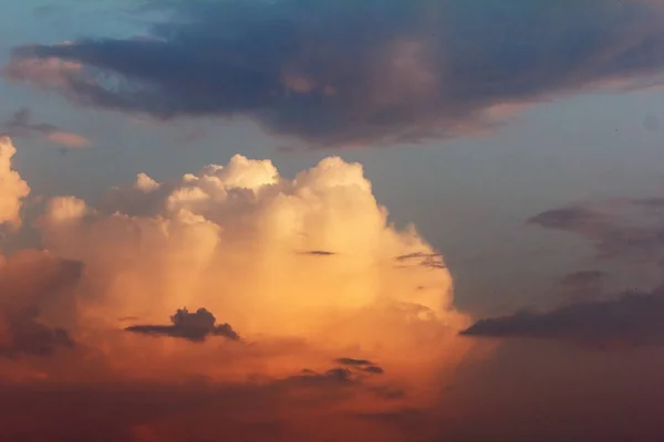 Rayos de sol al atardecer, cielo con nubes . — Foto de Stock