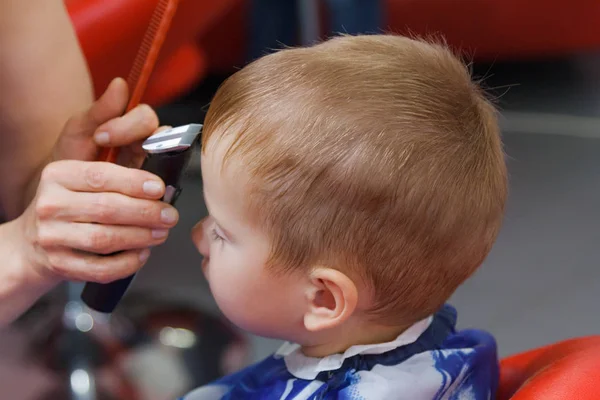 Хлопчик у перукарні — стокове фото
