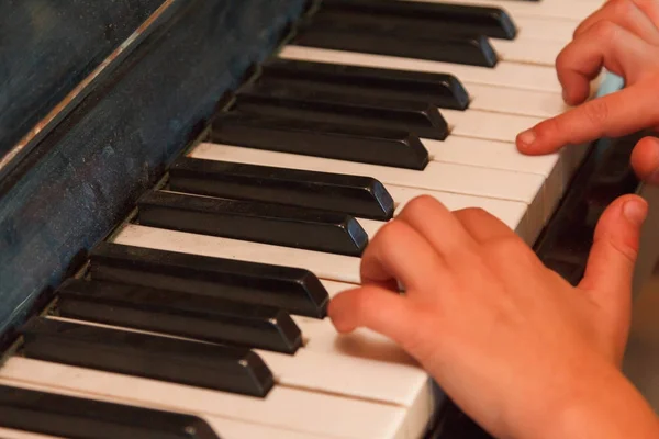 Kind spielt altes Klavier mit den Händen. — Stockfoto