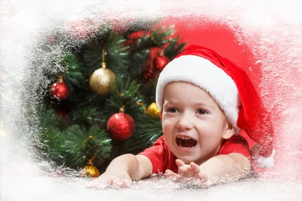 Papai Noel ou elfo criança em uma janela de Natal à espera de férias . — Fotografia de Stock