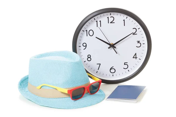 Concept de poste vacant. Horloge, passeport et lunettes de soleil — Photo