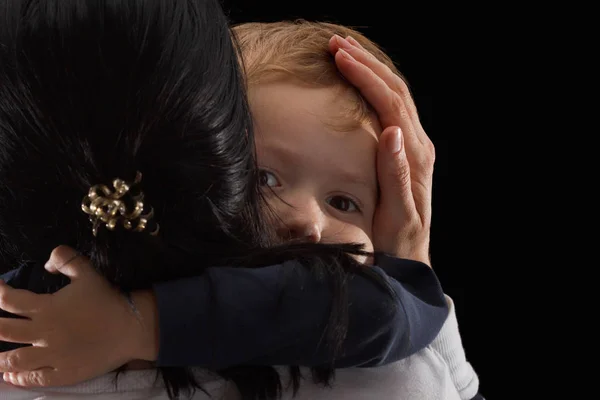 Concepto de adopción, un huérfano es un niño pequeño y su nueva madre. Feliz infancia, cuidar a los niños . — Foto de Stock