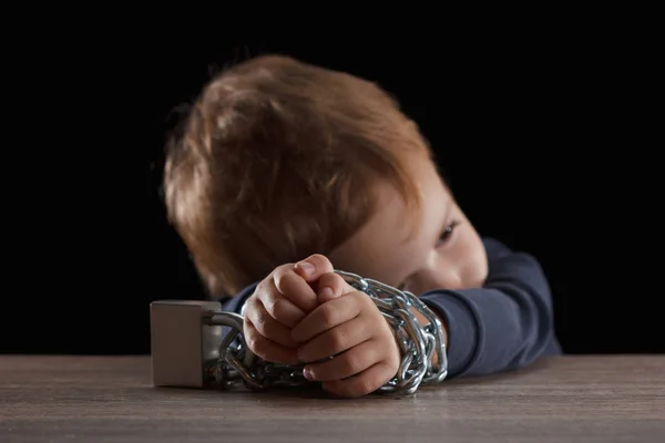 Niños con cadenas atadas, encarcelados, retrasados, Abuso infantil en negro abstracto — Foto de Stock