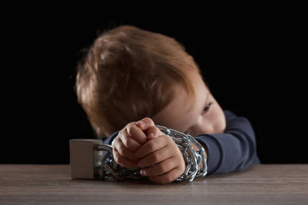 Enfants avec chaîne attachée, emprisonnés, retardés, abus d'enfants sur noir abstrait — Photo