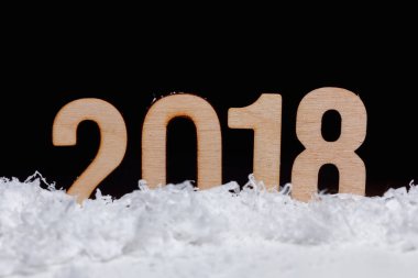 Siyah arka plan üzerine ahşap yapılan yılbaşı yeni yıl 2018.