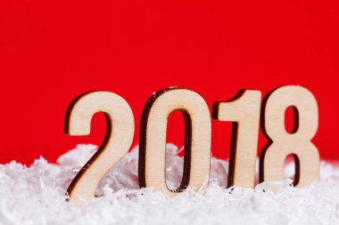 Kırmızı zemin üzerine ahşap yapılan yılbaşı yeni yıl 2018.