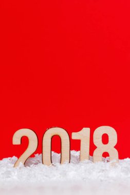 Kırmızı zemin üzerine ahşap yapılan yılbaşı yeni yıl 2018.