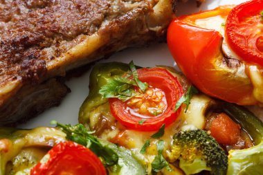 Izgara et biftek sebze ve peynir ile