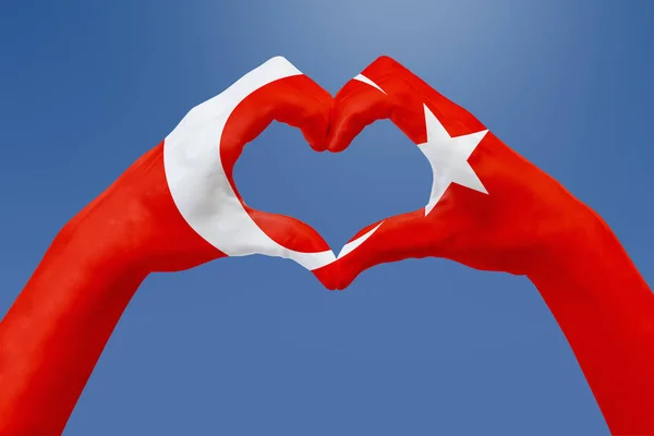 Hände Flagge der Türkei, formen Sie ein Herz. Konzept des Ländersymbols, auf blauem Himmel. — Stockfoto