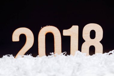 Siyah arka plan üzerine ahşap yapılan yılbaşı yeni yıl 2018.