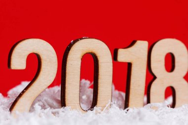 Kırmızı zemin üzerine ahşap yapılan yılbaşı yeni yıl 2018.