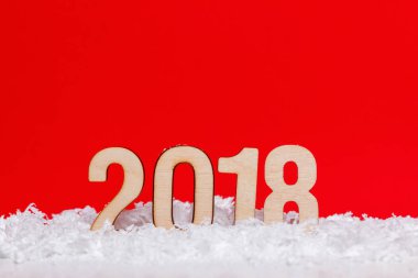 Kırmızı zemin üzerine ahşap yapılan yılbaşı yeni yıl 2018.