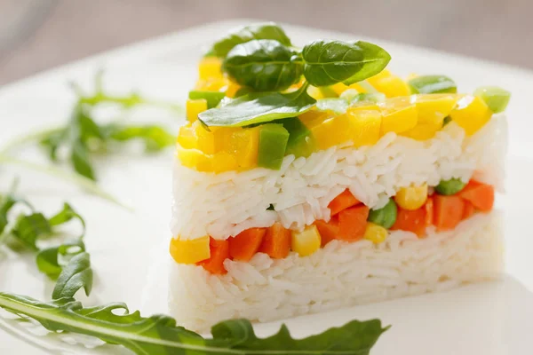 Comida vegetariana, salada de arroz com legumes, refeições saudáveis — Fotografia de Stock