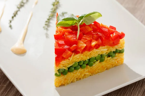 Comida vegetariana, salada de arroz com legumes, refeições saudáveis — Fotografia de Stock