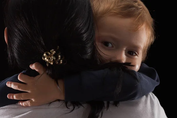 Ein Waisenkind ist ein kleiner Junge und seine neue Mutter. glückliche Kindheit, Fürsorge für Kinder. — Stockfoto