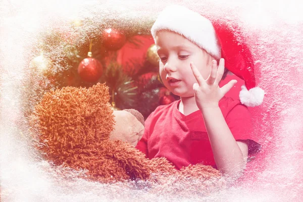 Szczęśliwy małego dziecka z prezenty, zabawkowego misia. Boże Narodzenie prezenty dla dzieci i drzewa. — Zdjęcie stockowe