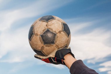 Kaleci topu yakalıyor