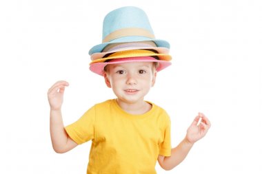 Beyaz izole şapkalı dans çocuk