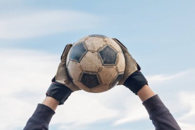 Kaleci topu yakalıyor