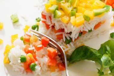 Vejetaryen yiyecekler, pilav salata sebze, sağlıklı yemekler ile