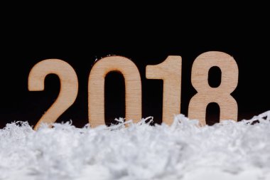 Siyah arka plan üzerine ahşap yapılan yılbaşı yeni yıl 2018.