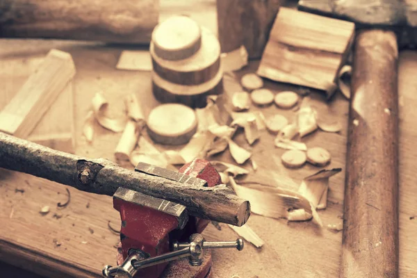 Detalhes da máquina trator de brinquedo de madeira DIY com ferramenta de carpinteiro — Fotografia de Stock