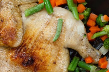 Bir tavada sebze ile bütün ızgara tavuk