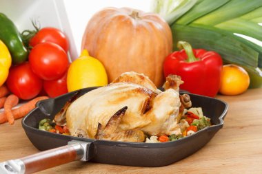 Kızarmış tavuk ve sebze.