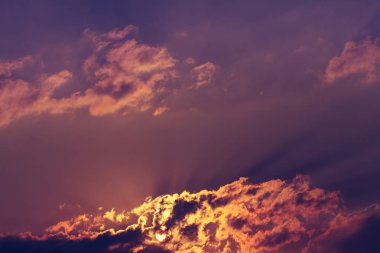 Ateşli turuncu günbatımı gökyüzü.