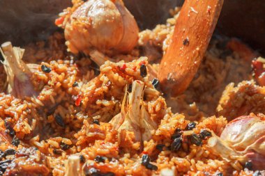 Pilav yanıyor hazırlanması. Şenlik ateşi, gıda ile turist Melon zam, açık pişirme.