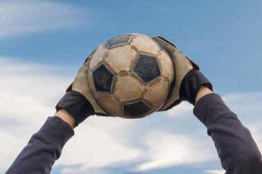 Kaleci topu yakalıyor