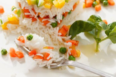 Vejetaryen yiyecekler, pilav salata sebze, sağlıklı yemekler ile