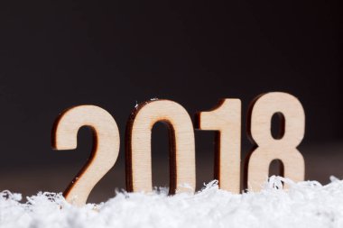 Siyah arka plan üzerine ahşap yapılan yılbaşı yeni yıl 2018.