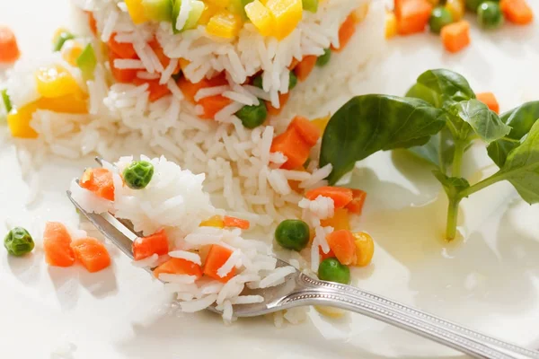 Vejetaryen yiyecekler, pilav salata sebze, sağlıklı yemekler ile