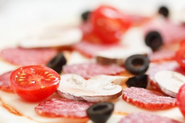 Mozzarella peyniri, domates, salam pişirme üzerinde zeytin ile ham pizza hamur
