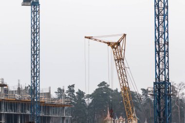 Vinç ve bina yapım aşamasında