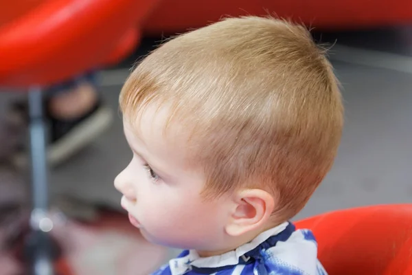 Jongetje in de barbershop — Stockfoto