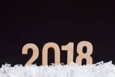 Siyah arka plan üzerine ahşap yapılan yılbaşı yeni yıl 2018.