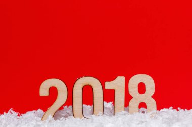 Kırmızı zemin üzerine ahşap yapılan yılbaşı yeni yıl 2018.