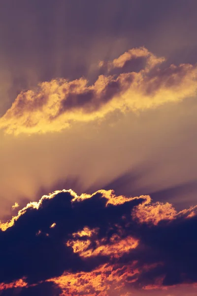 Eldig orange solnedgång himmel. — Stockfoto